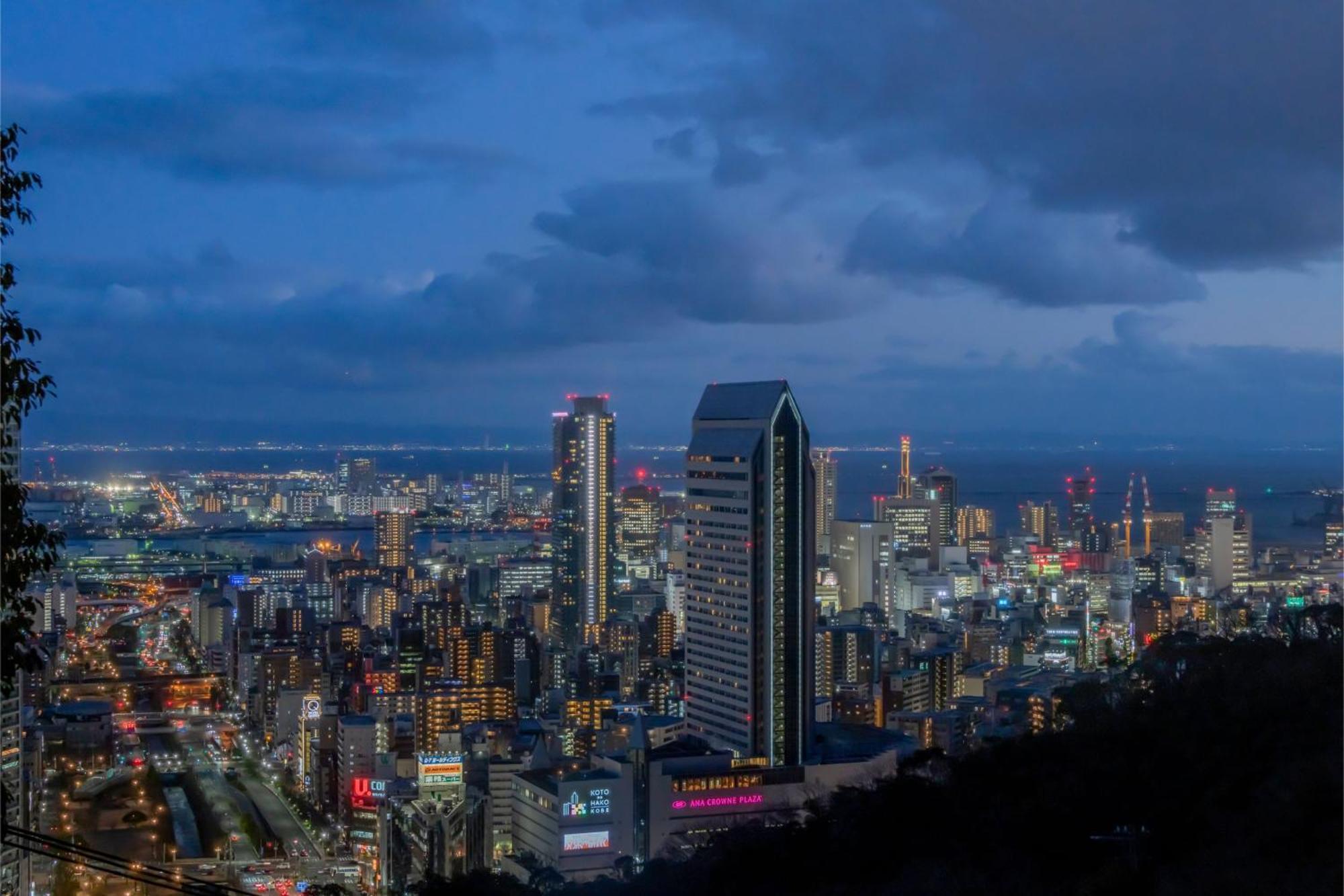 Ana Crowne Plaza Kobe By Ihg Hotel Exterior foto View of the CBD at night