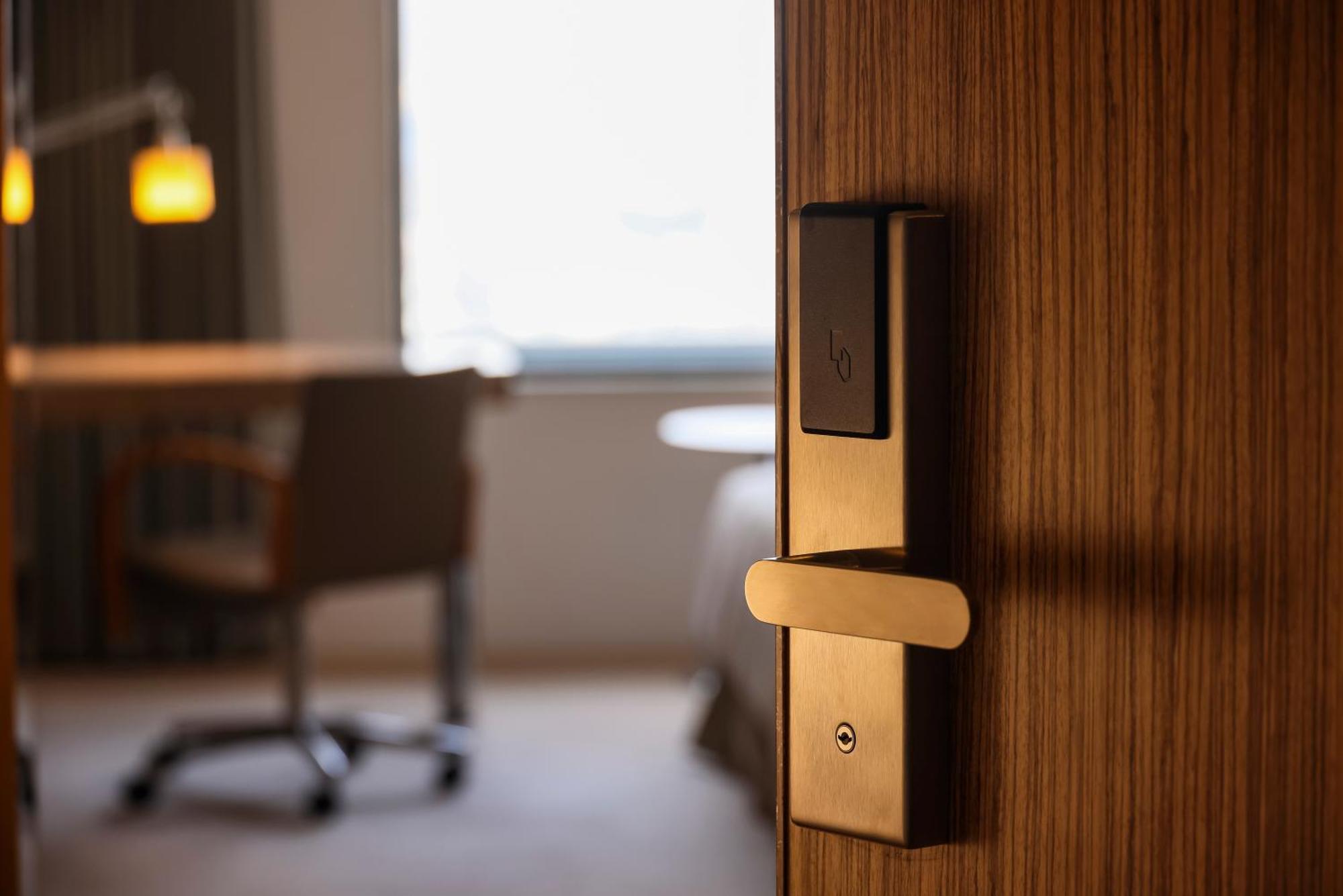 Ana Crowne Plaza Kobe By Ihg Hotel Exterior foto A card-based electronic lock