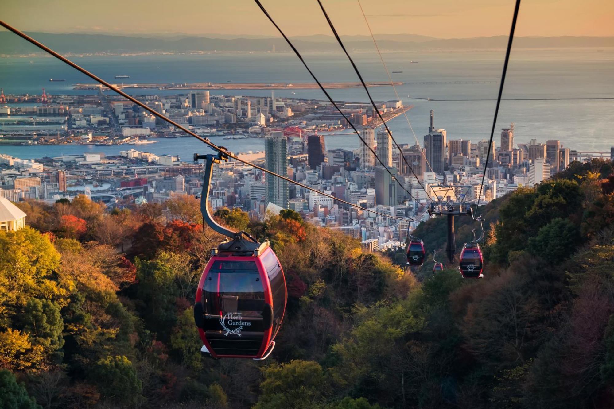 Ana Crowne Plaza Kobe By Ihg Hotel Exterior foto The cable car descending towards the city