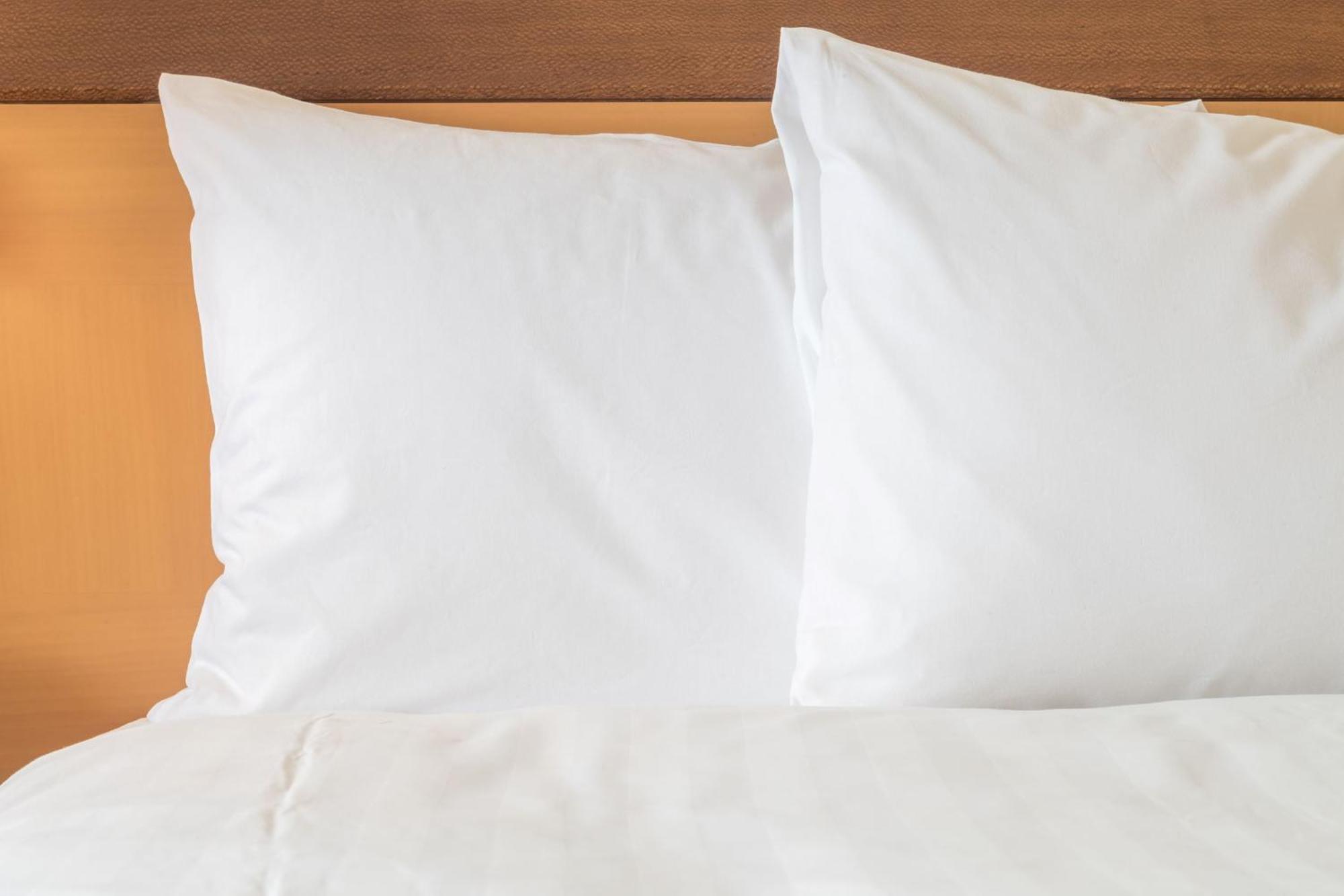 Ana Crowne Plaza Kobe By Ihg Hotel Exterior foto Two pillows on a bed