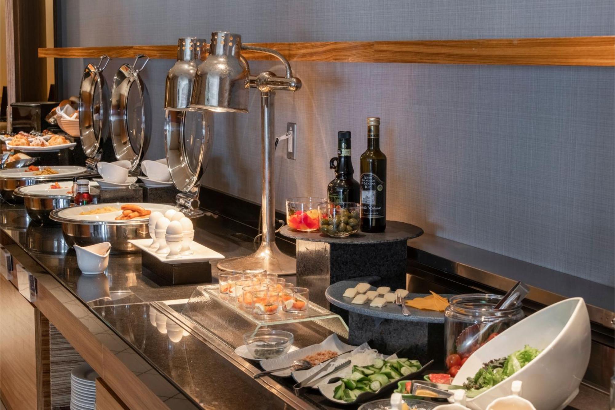 Ana Crowne Plaza Kobe By Ihg Hotel Exterior foto A salad bar