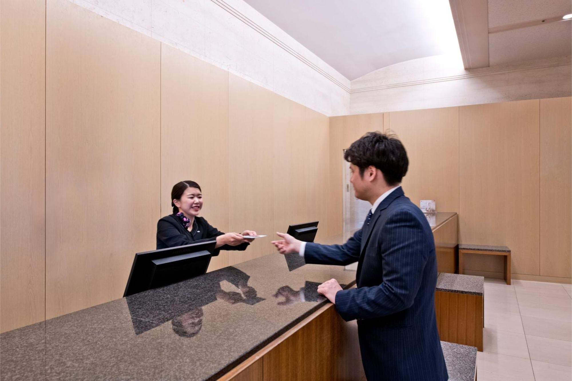 Ana Crowne Plaza Kobe By Ihg Hotel Exterior foto A hotel receptionist